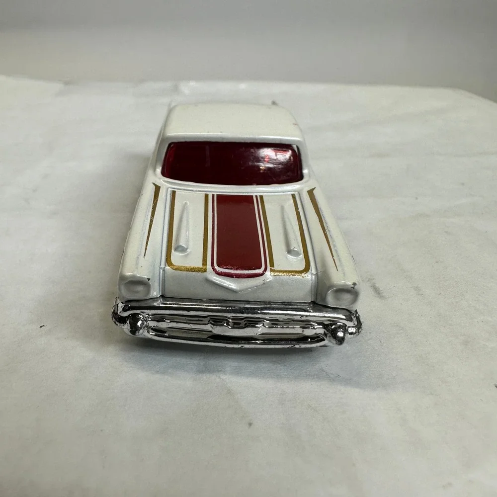 Hot Wheels 2018 Valentines 57 Chevy Diecast Car White‎ Red Gold 164 Scale